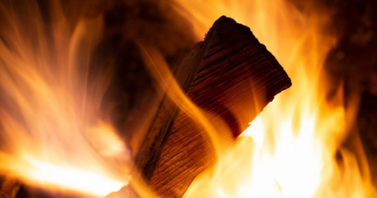 Comment faire durer un feu de cheminée ou poêle toute la nuit